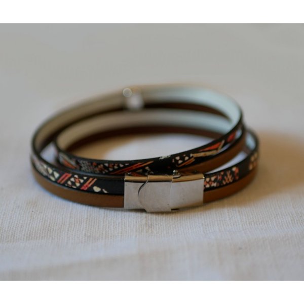 Doppeltes ethnisches Lederarmband mit Perlenanh&auml;nger