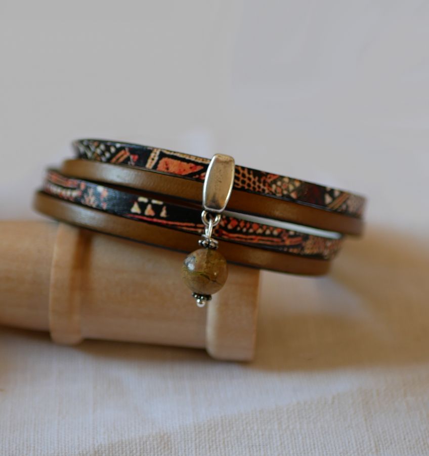 Doppeltes ethnisches Lederarmband mit Perlenanhänger
