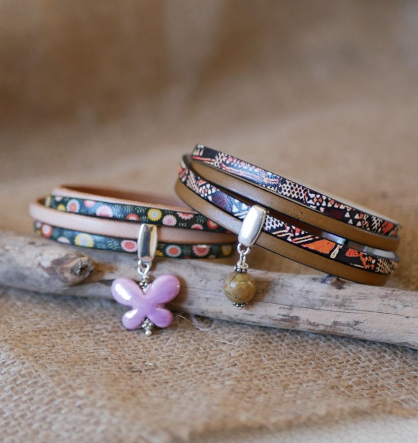 Doppeltes ethnisches Lederarmband mit Perlenanhänger