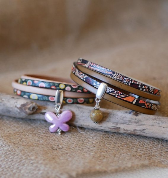 Doppeltes ethnisches Lederarmband mit Perlenanh&auml;nger