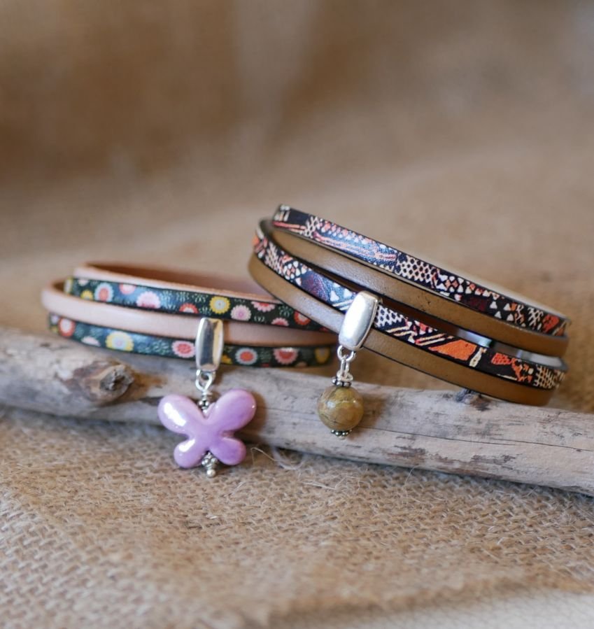 Doppeltes ethnisches Lederarmband mit Perlenanhänger