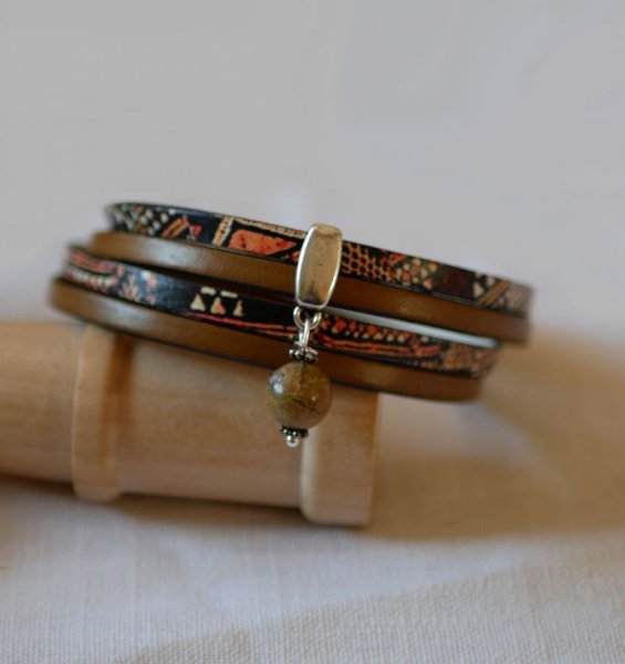 Doppeltes ethnisches Lederarmband mit Perlenanh&auml;nger