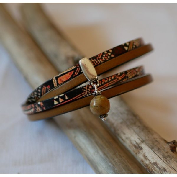 Doppeltes ethnisches Lederarmband mit Perlenanh&auml;nger