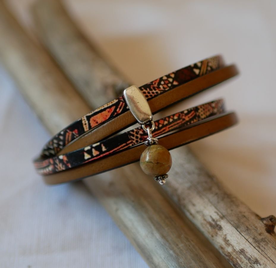 Doppeltes ethnisches Lederarmband mit Perlenanhänger