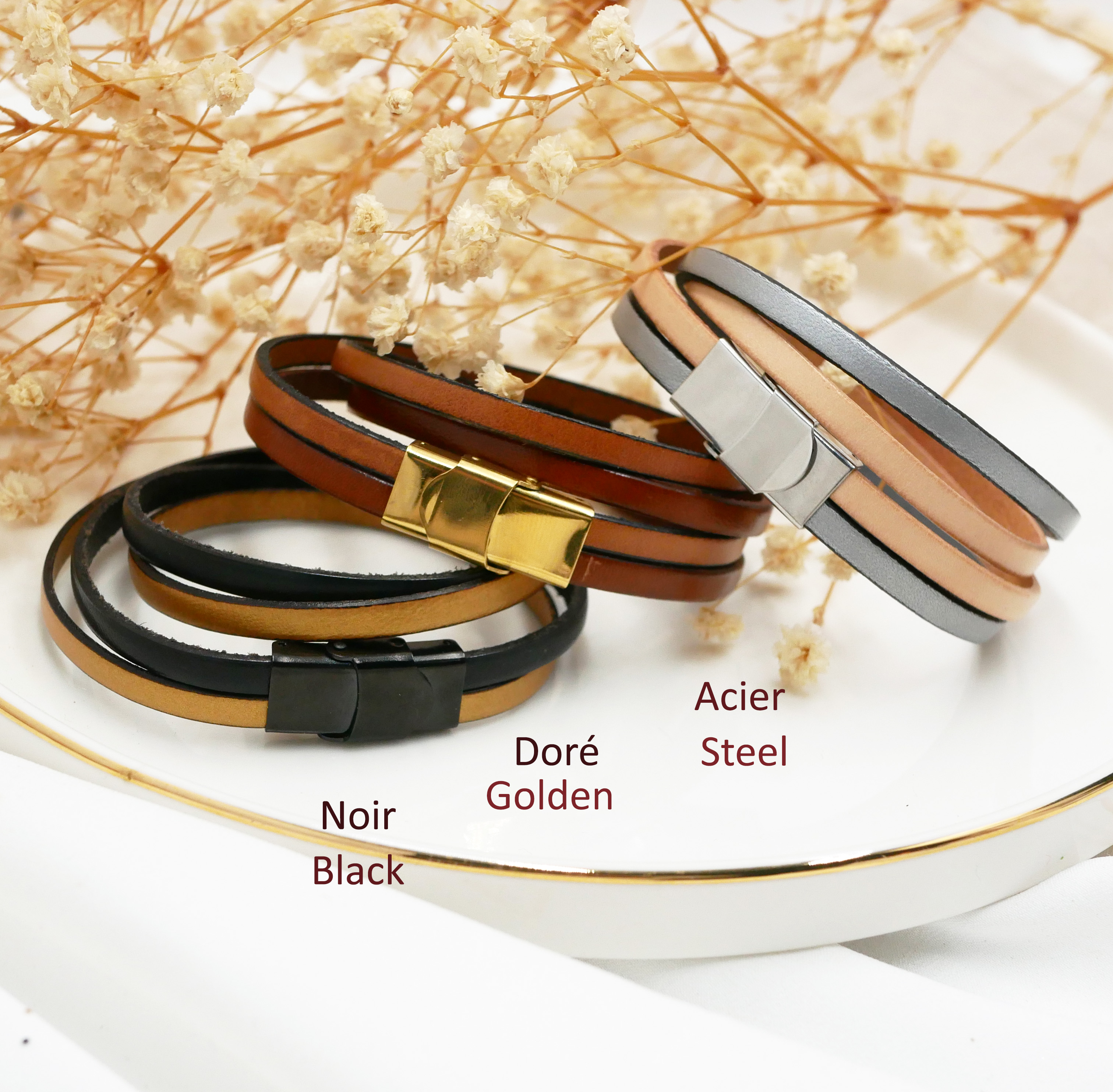 Doppeltes Lederarmband mit goldener Gravur und silbernen Kugeln, anpassbar