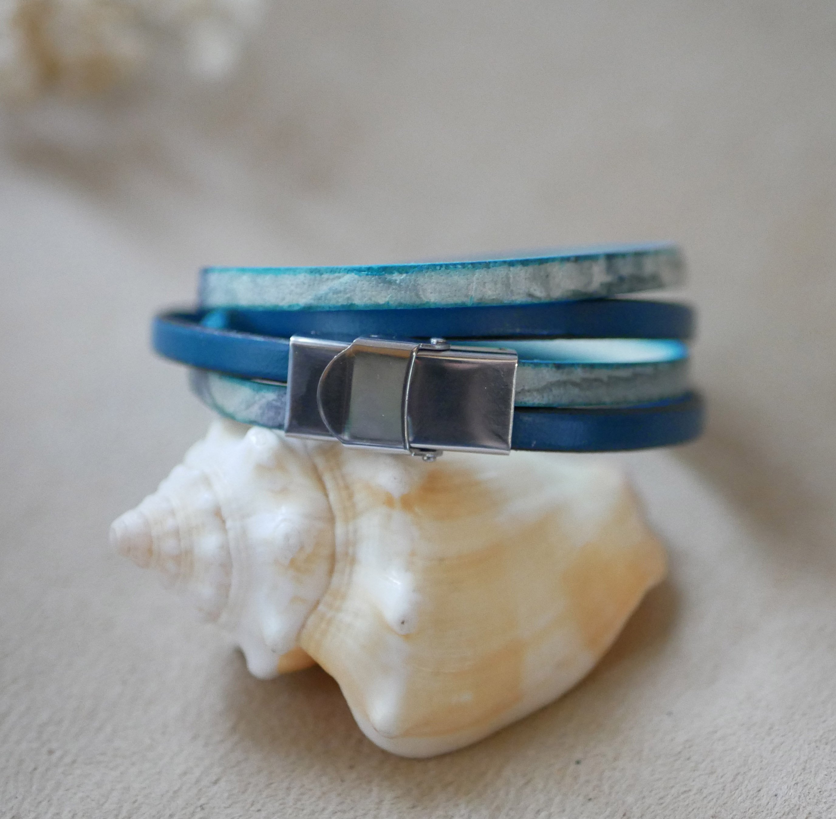 Double-Turn-Lederarmband mit blaugrauem Schuppenmuster und farbigem Leder nach Wahl 