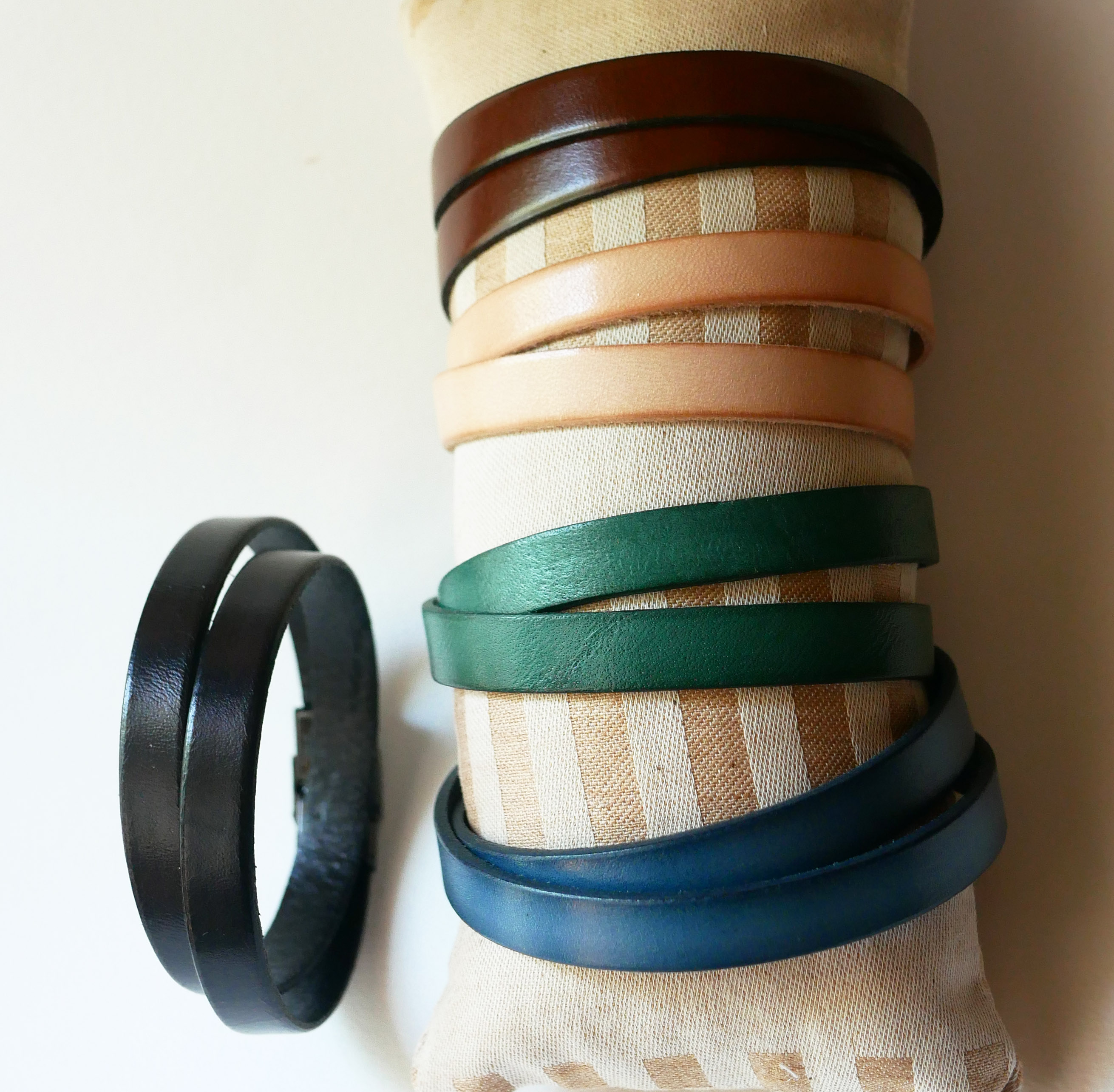Lederarmband doppelt um das Handgelenk für Männer personalisierbar durch Gravur