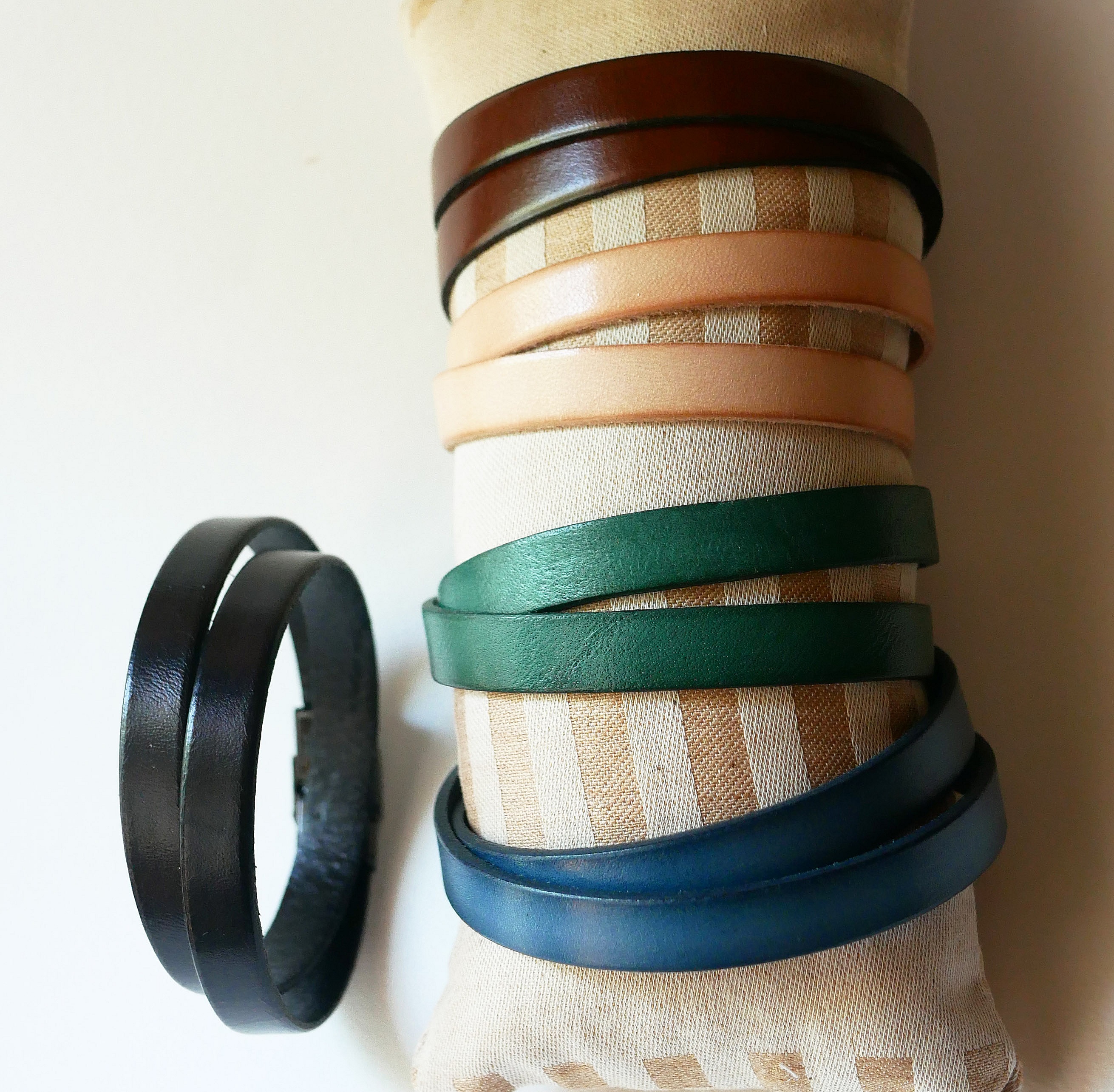 Bracelets en cuir double tour pour homme personnalisables.