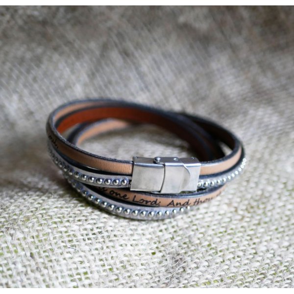 Doppeltes Lederarmband mit grauem Metallic-Gravur und silbernen Kugeln, anpassbar