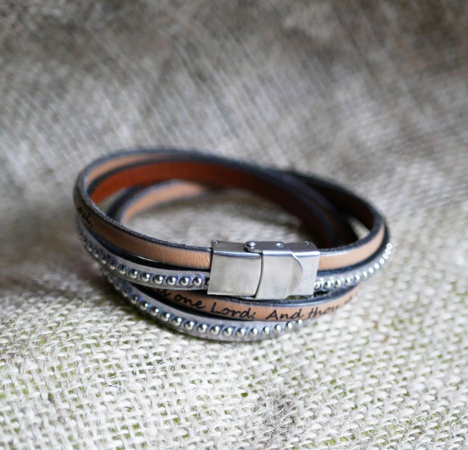 Doppeltes Lederarmband mit grauem Metallic-Gravur und silbernen Kugeln, anpassbar