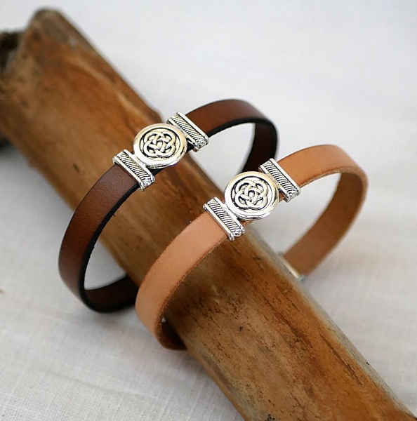Bracelets en cuir personnalisables avec motif de nœud celtique.