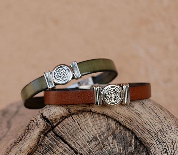Bracelets en cuir avec motif de nœud celtique personnalisable.