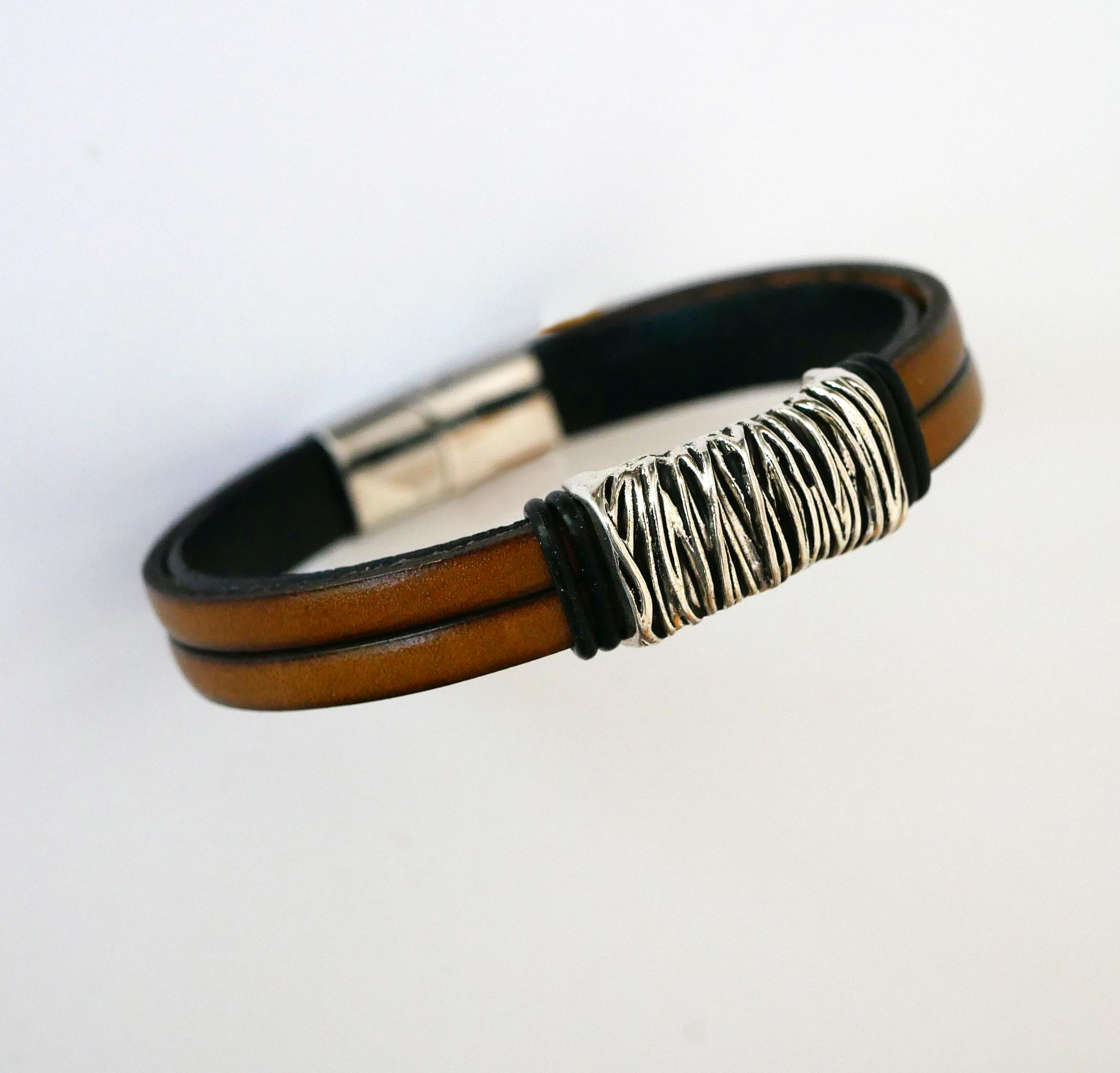 Braunes Lederarmband, gefüttert mit geflochtenem Metalldekor, Magnetverschluss