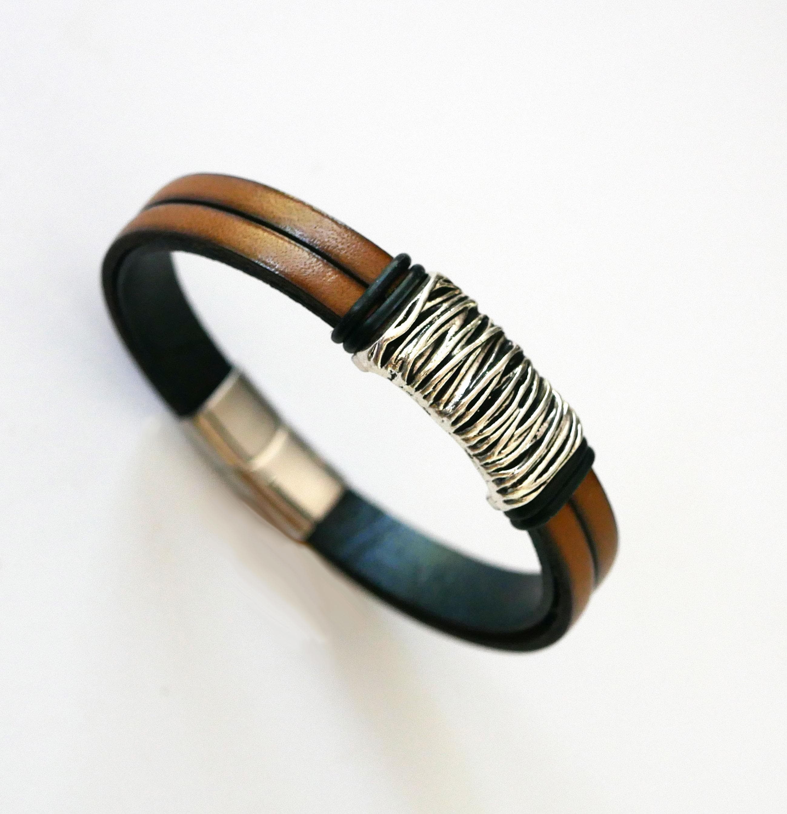 Braunes Lederarmband, gefüttert mit geflochtenem Metalldekor, Magnetverschluss