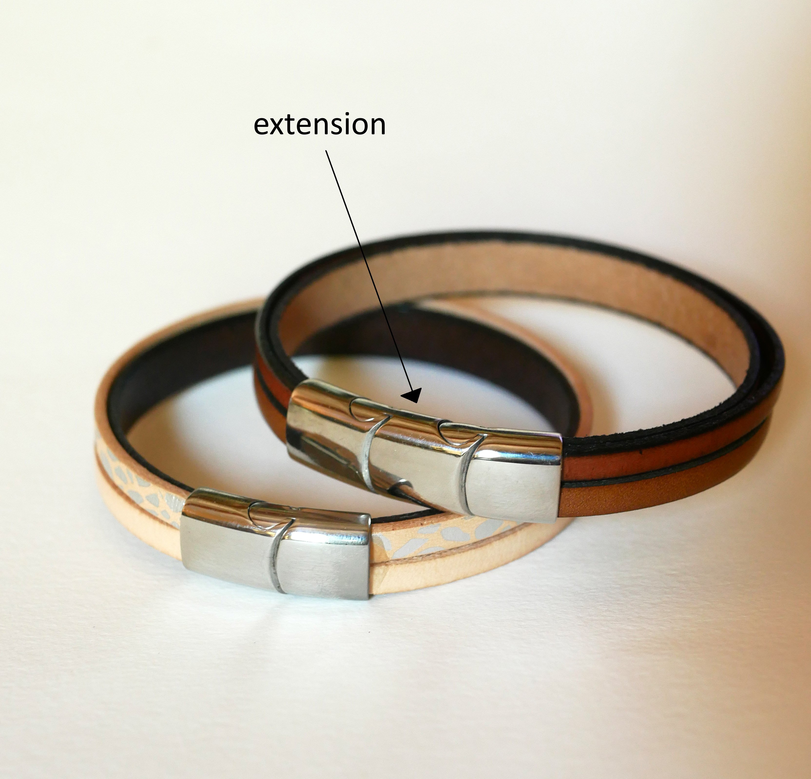 Braunes Lederarmband, gef&uuml;ttert mit geflochtenem Metalldekor, Magnetverschluss