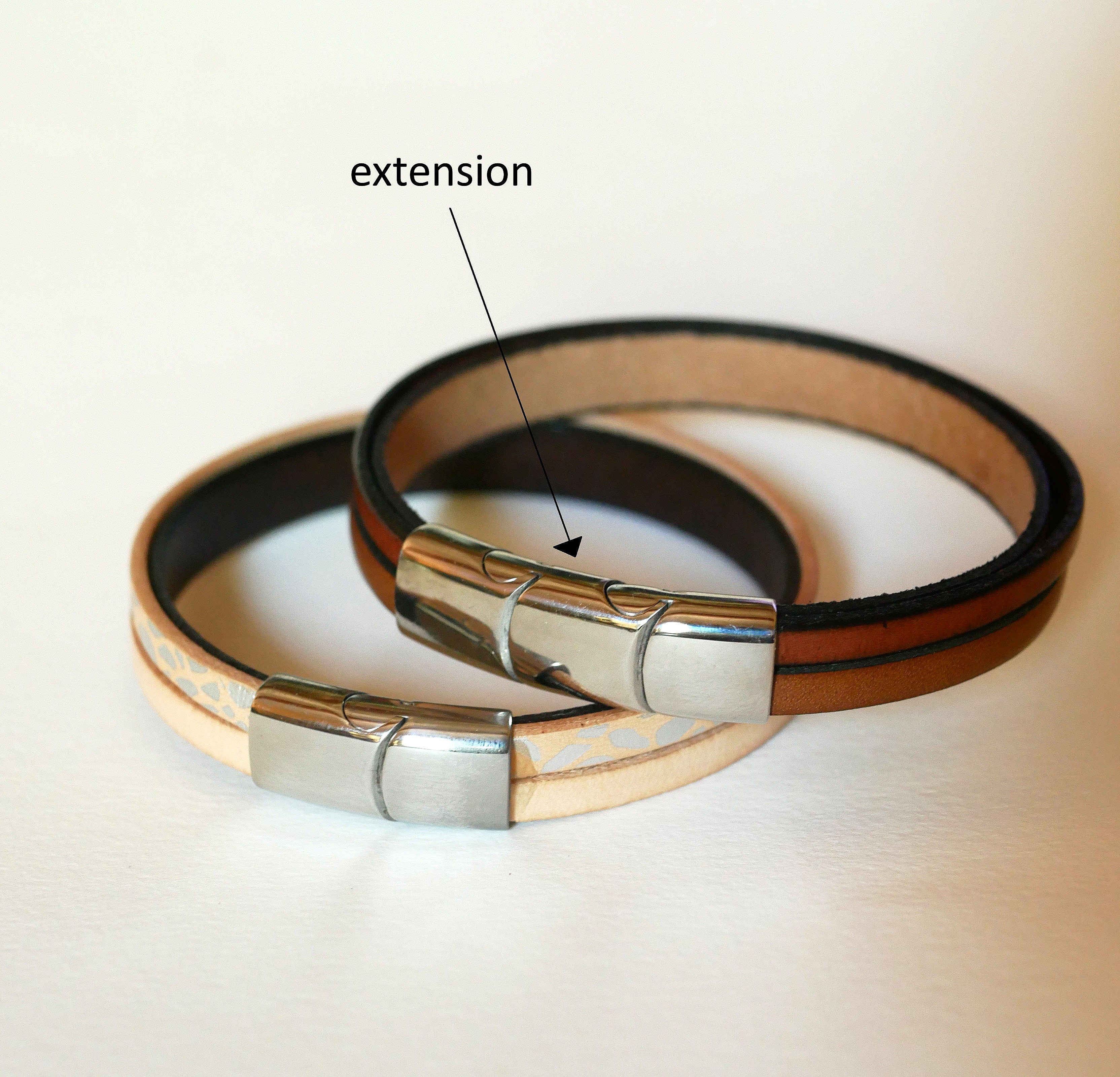 Braunes Lederarmband, gef&uuml;ttert mit geflochtenem Metalldekor, Magnetverschluss