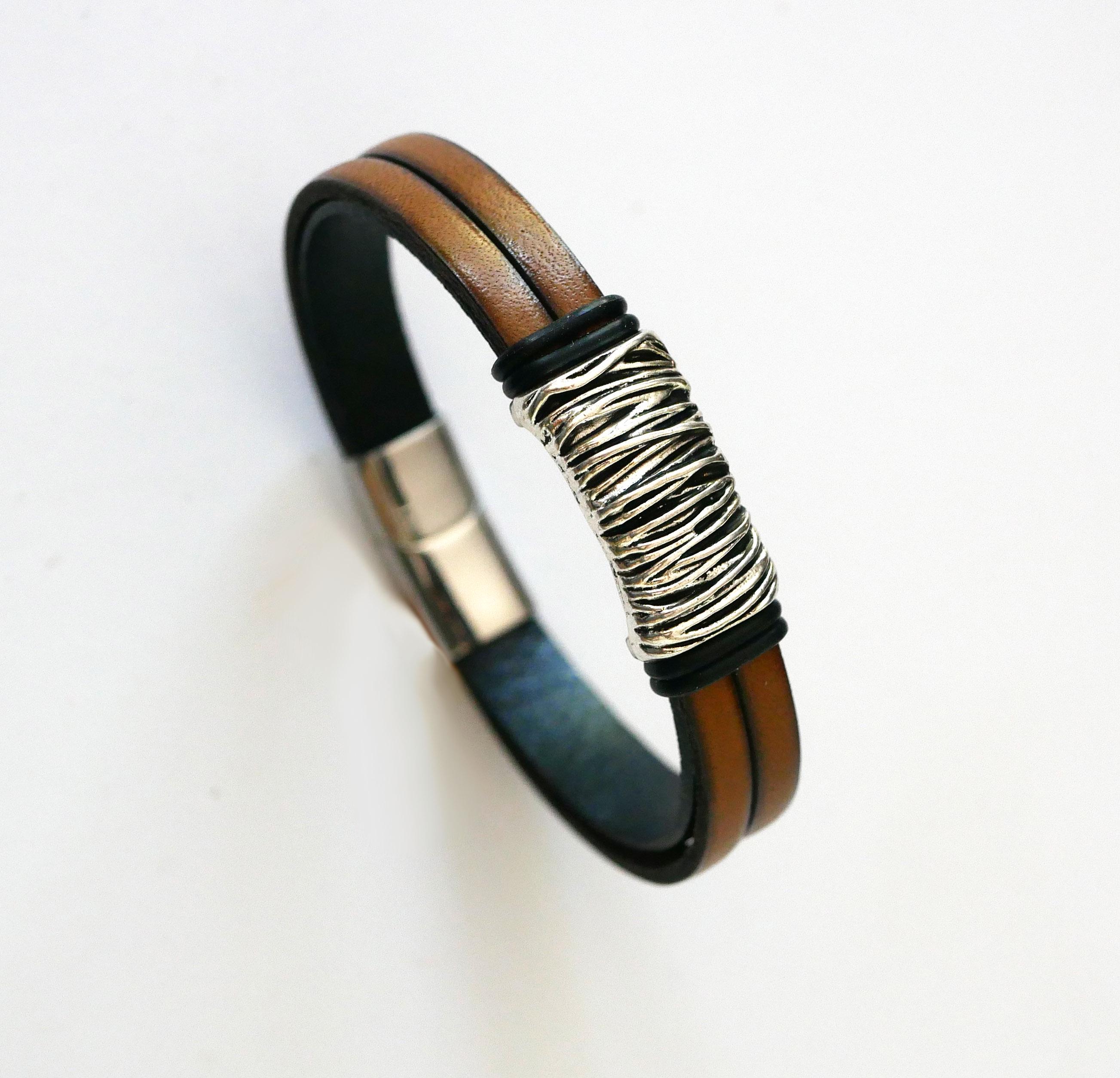 Braunes Lederarmband, gefüttert mit geflochtenem Metalldekor, Magnetverschluss