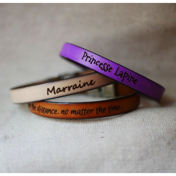 Lederarmband Frau vergoldete Spange personalisiert durch Gravur 