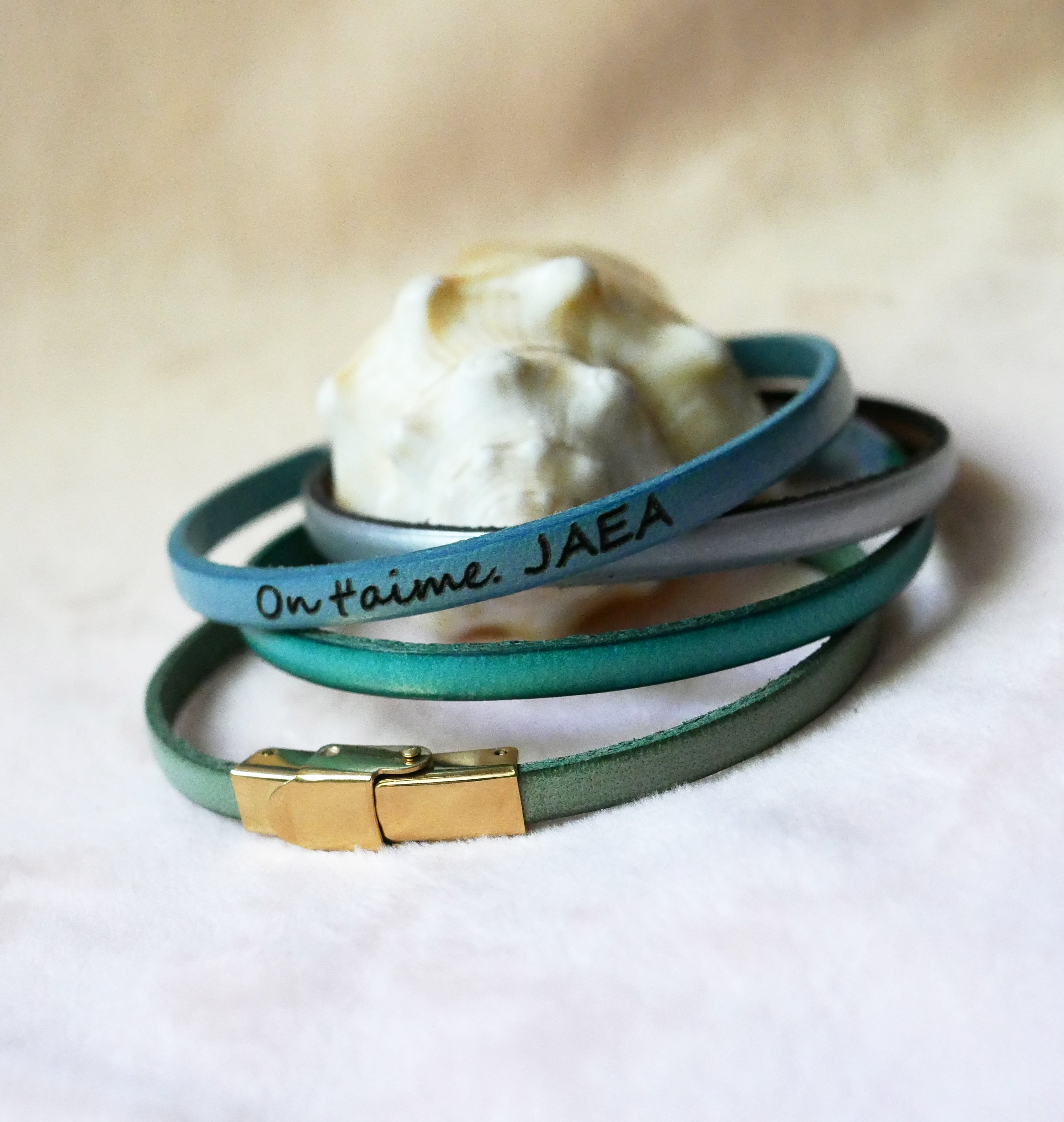 Feines Lederarmband mit verstellbarer goldener Schlie&szlig;e, die durch Gravur personalisiert werden kann 