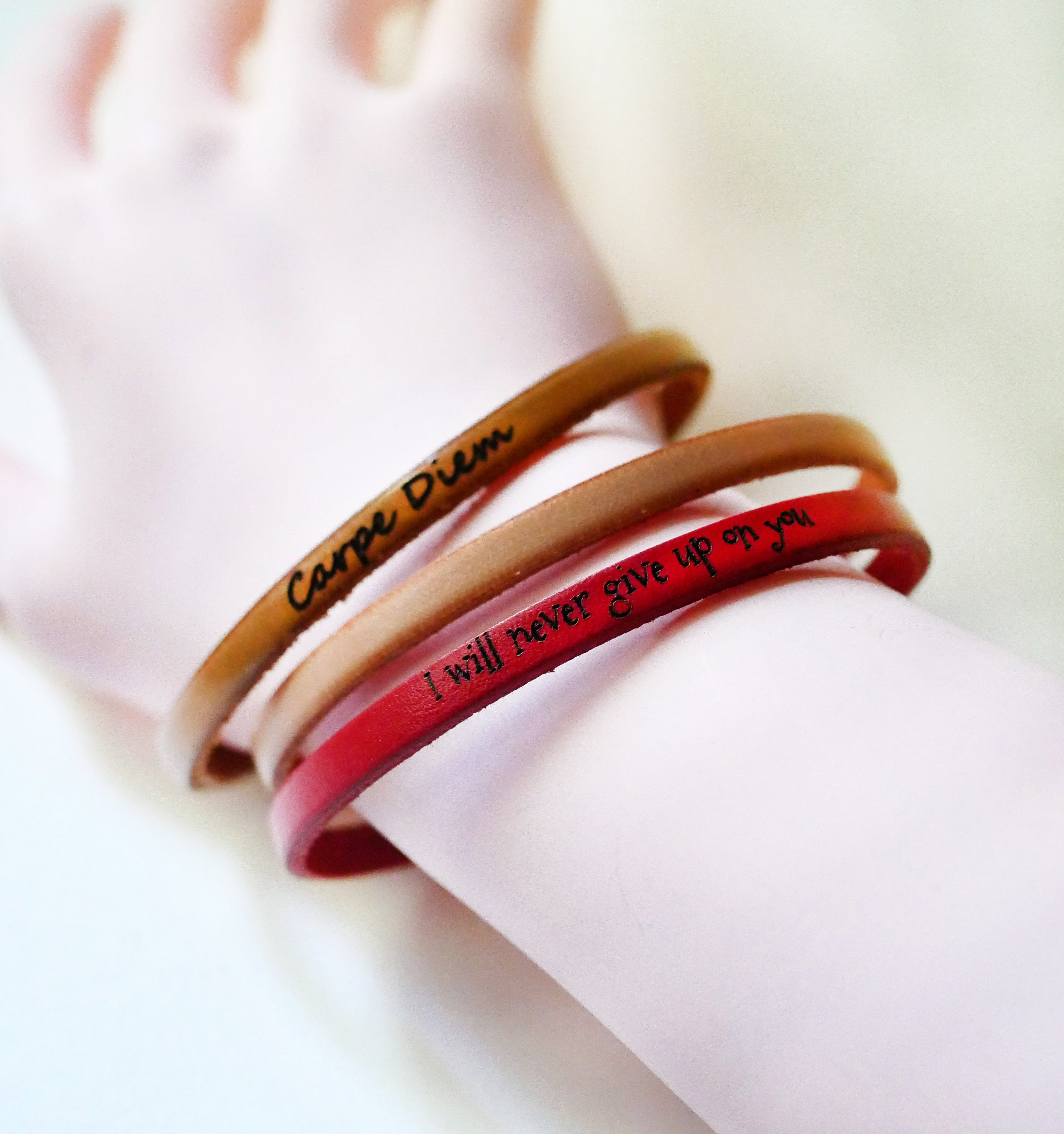 Feines Lederarmband mit verstellbarer goldener Schlie&szlig;e, die durch Gravur personalisiert werden kann 