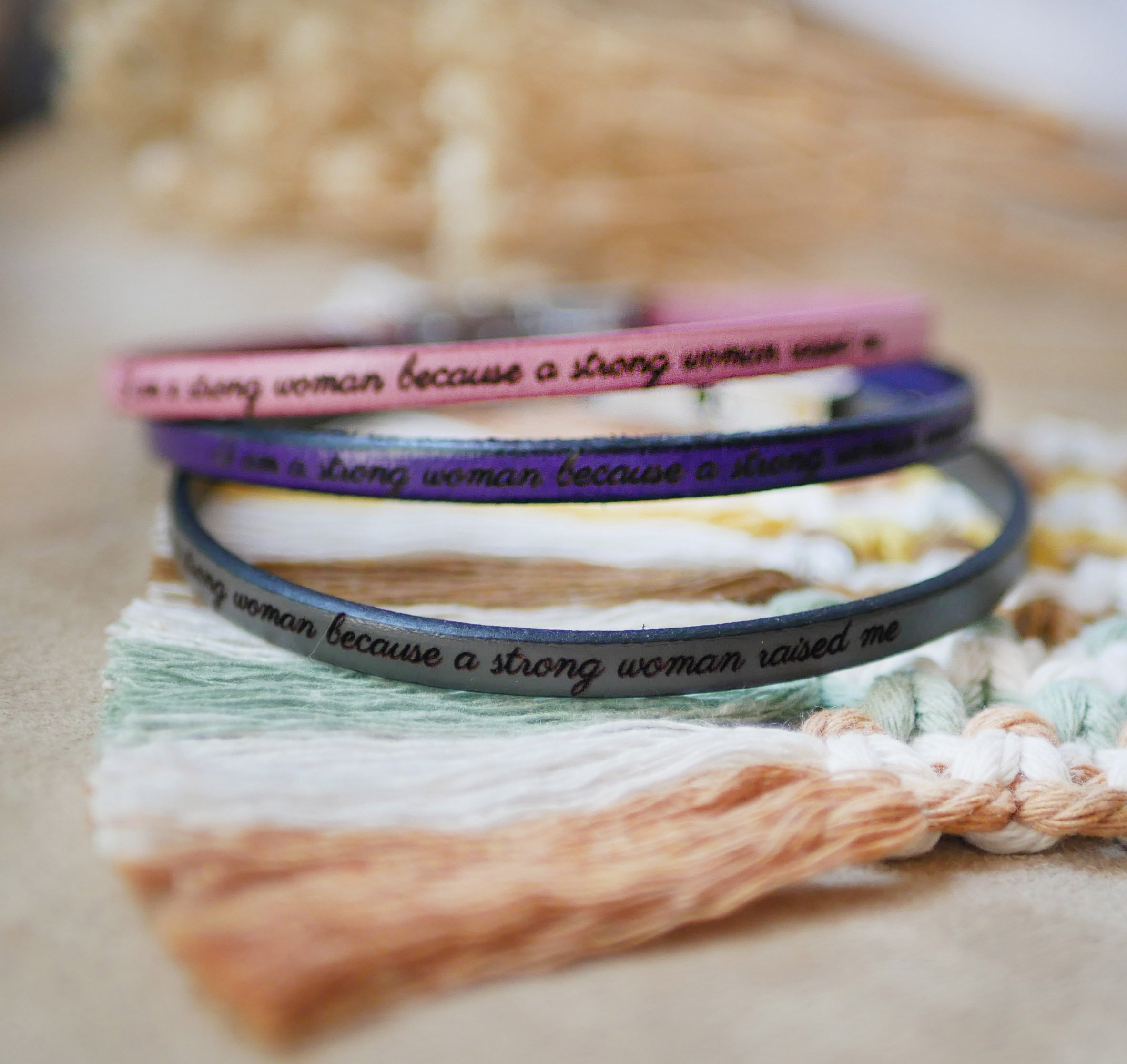 Feines Lederarmband mit verstellbarer goldener Schlie&szlig;e, die durch Gravur personalisiert werden kann 