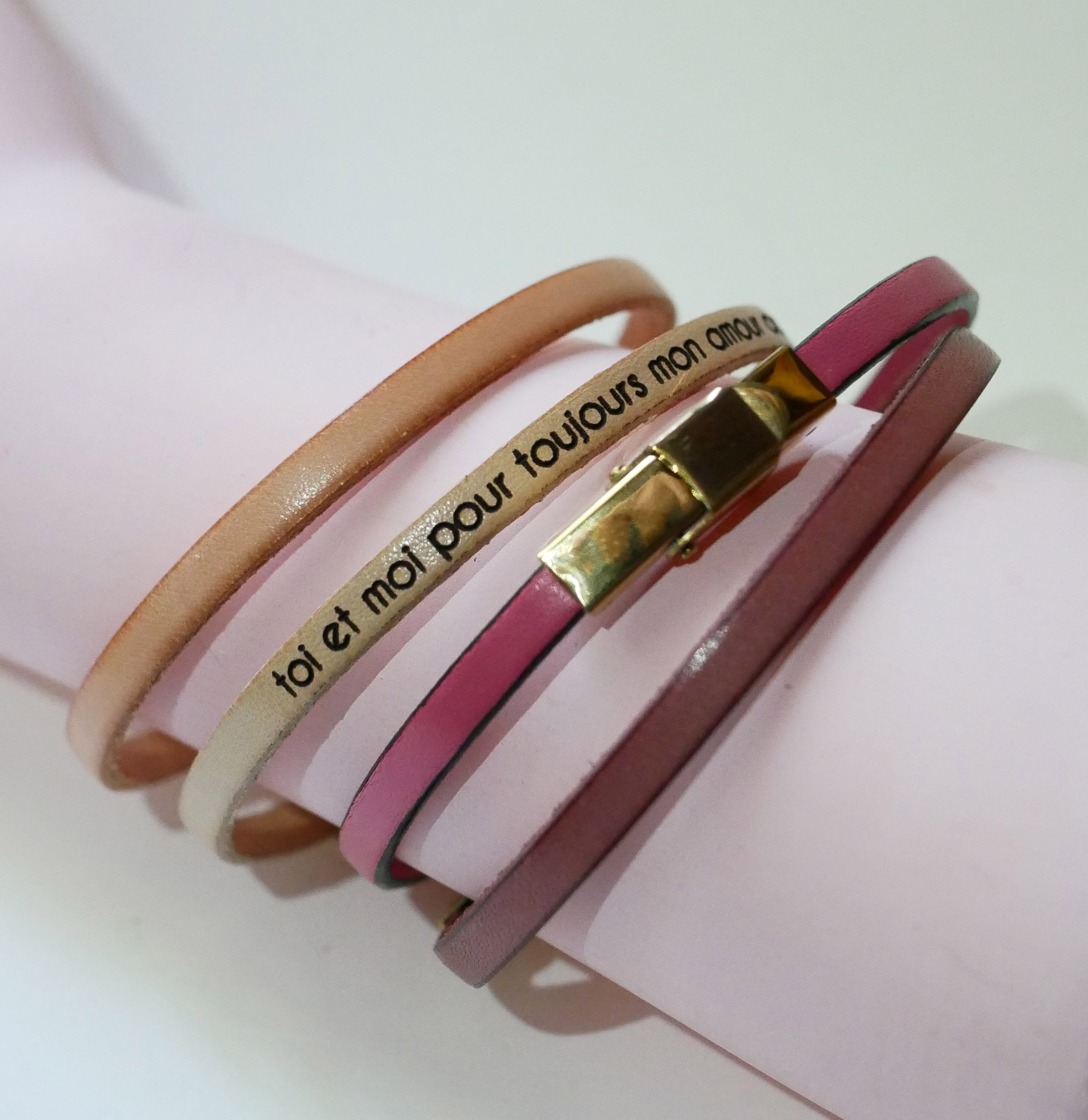 Feines Lederarmband mit verstellbarer goldener Schlie&szlig;e, die durch Gravur personalisiert werden kann 