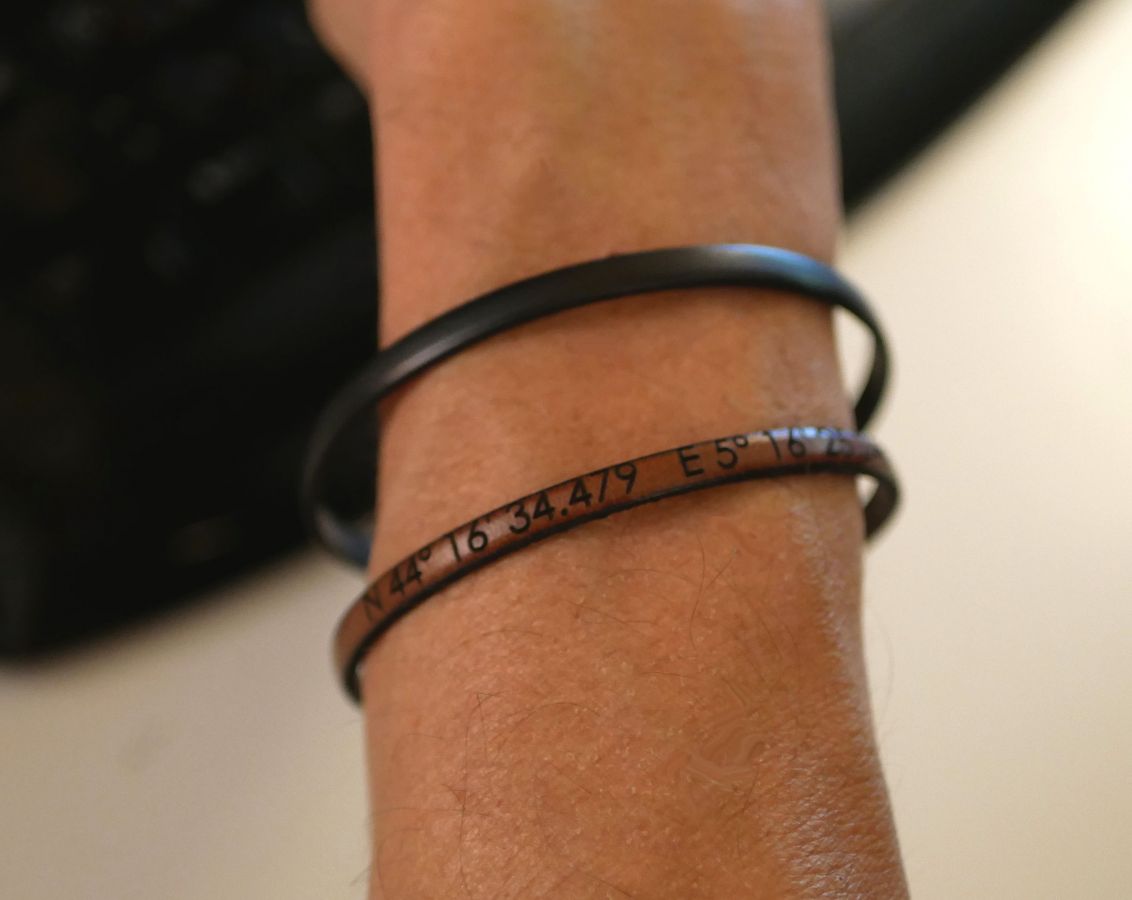 Feines Lederarmband, das durch Gravur personalisiert werden kann Frau oder Mann