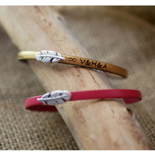 M&auml;dchen Lederarmband mit Feder zu personalisieren durch Gravur 