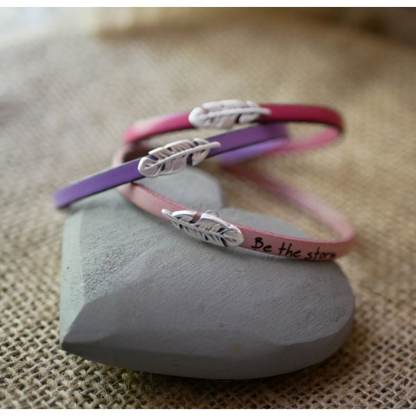 M&auml;dchen Lederarmband mit Feder zu personalisieren durch Gravur 