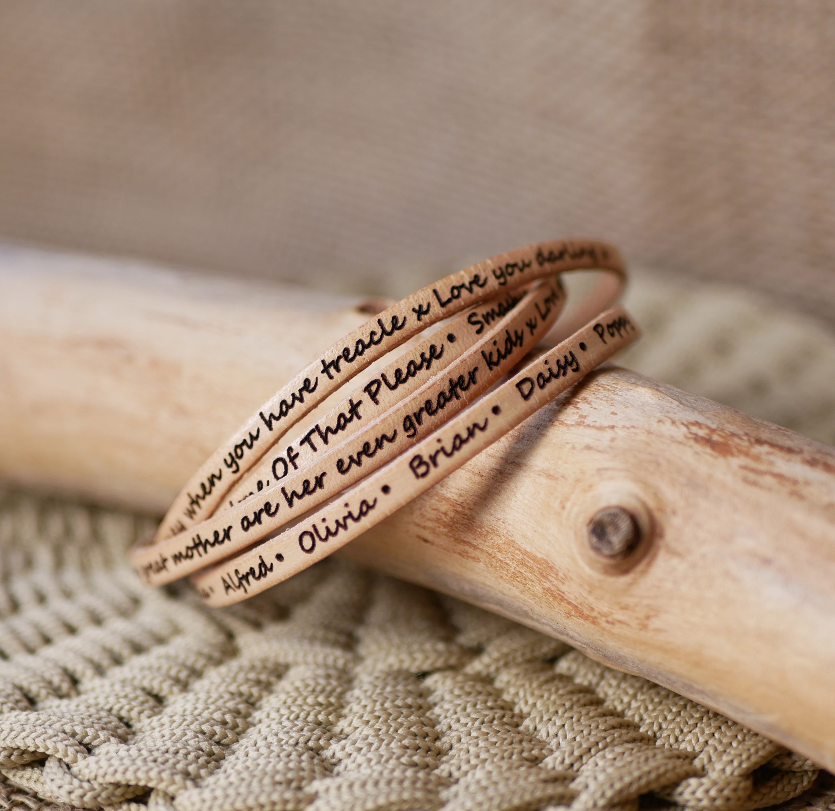 Feines Lederarmband in 4 Handgelenkt&uuml;rmen personalisiert durch Gravur