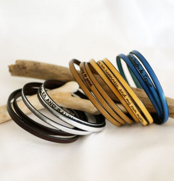 Damenarmband aus feinem Leder 3 Runden personalisiert