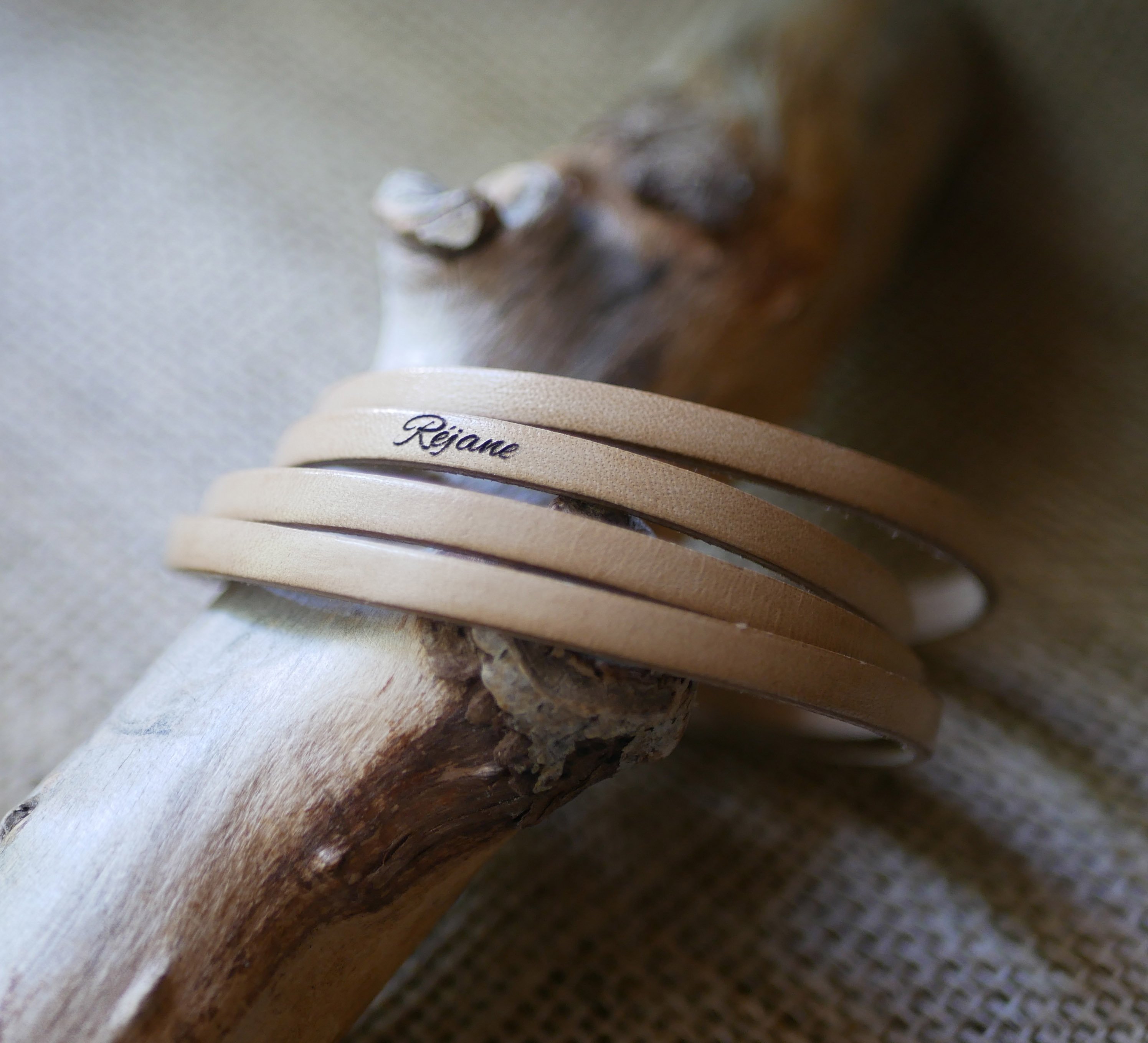 Feines Lederarmband in 4 Handgelenkt&uuml;rmen personalisiert durch Gravur