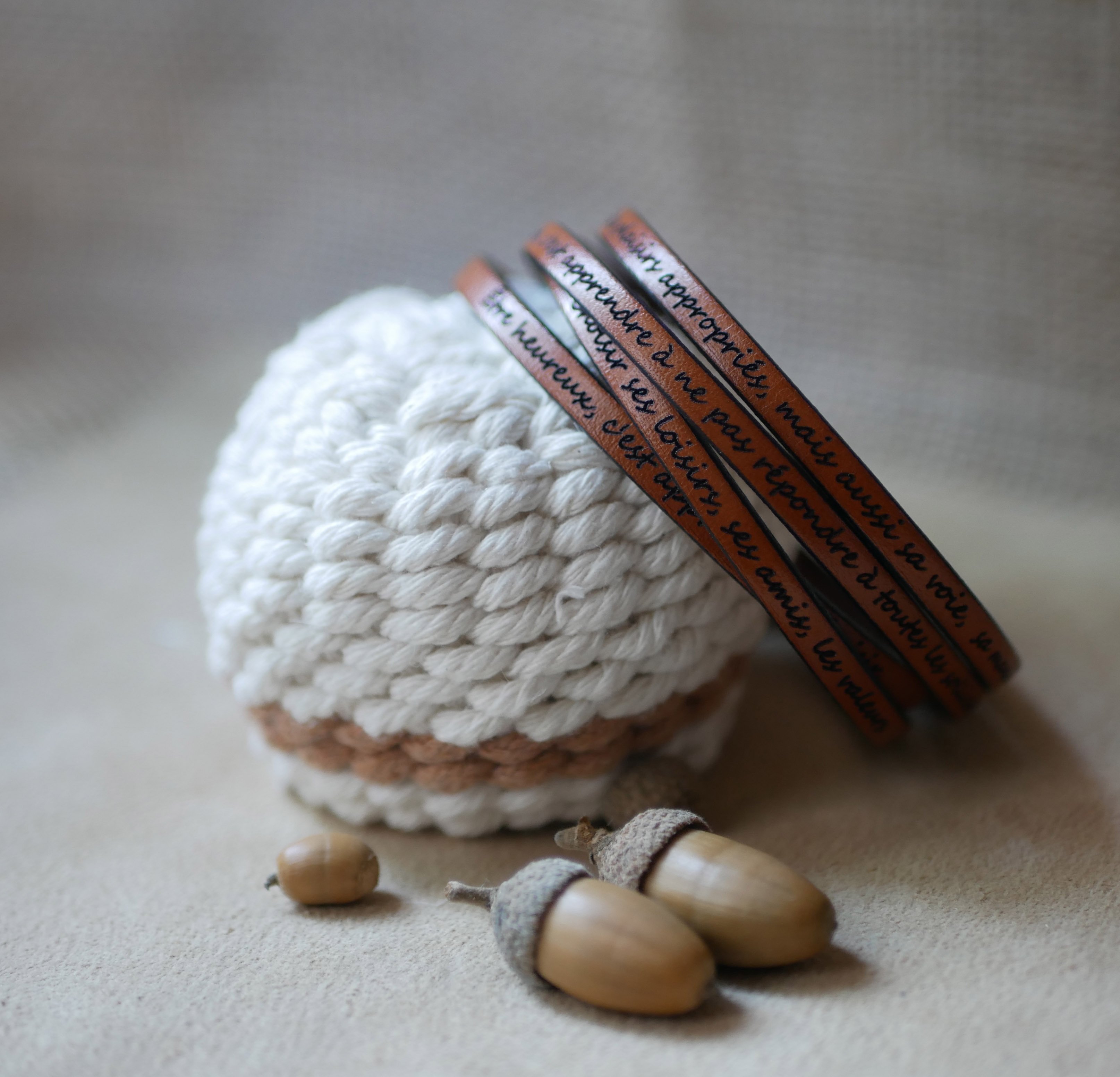 Feines Lederarmband in 4 Handgelenkt&uuml;rmen personalisiert durch Gravur