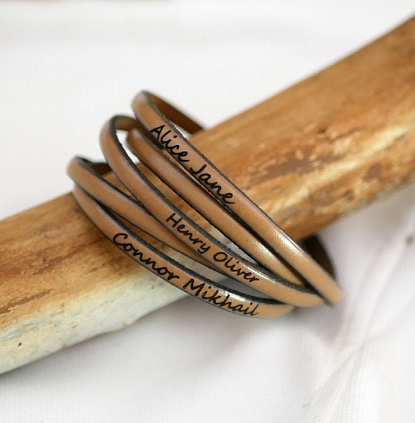 Bracelet en cuir fin personnalisé gravé de plusieurs prénoms.