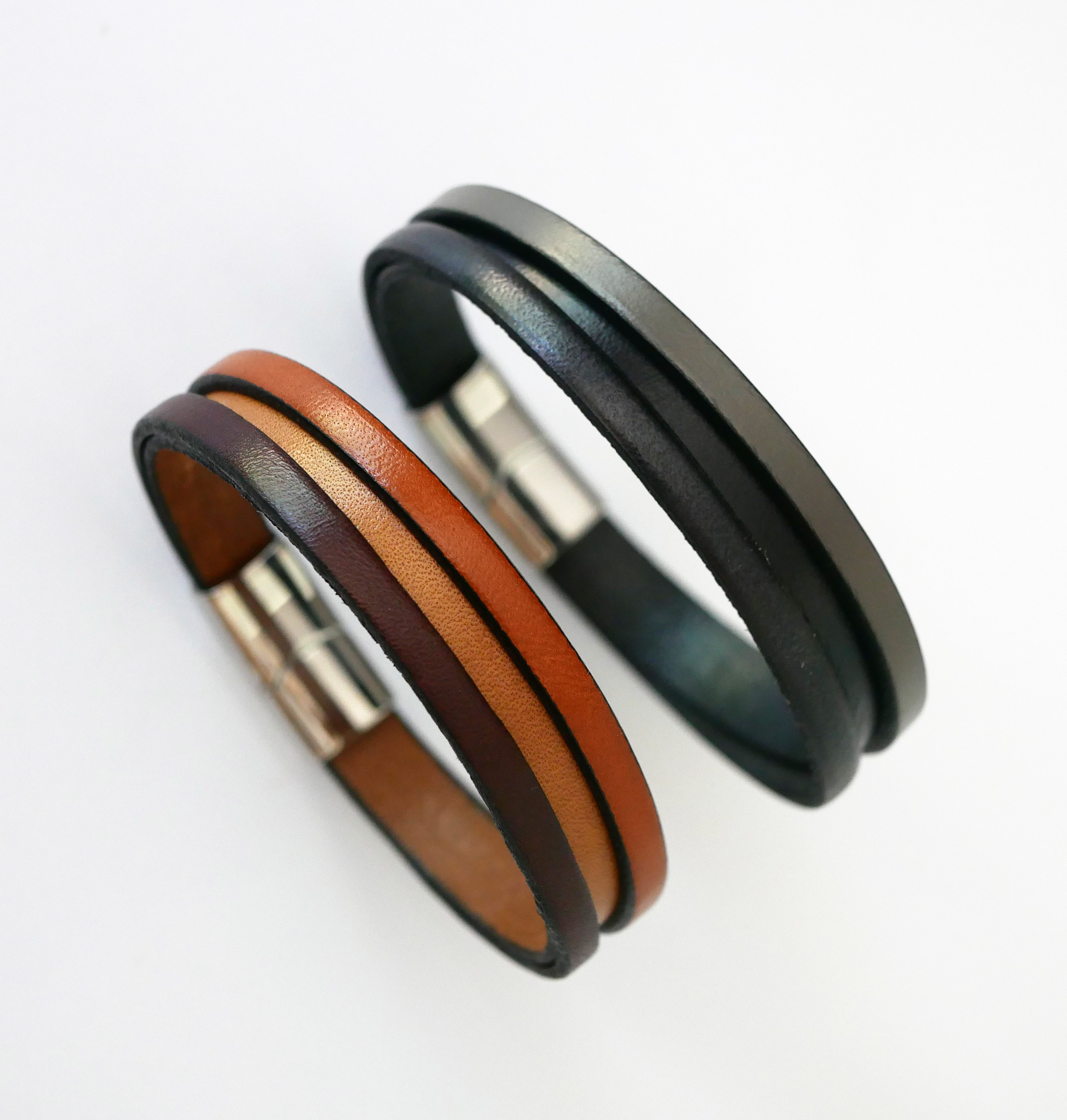 Zweifarbiges Herrenlederarmband mit versteckter eingravierter Nachricht