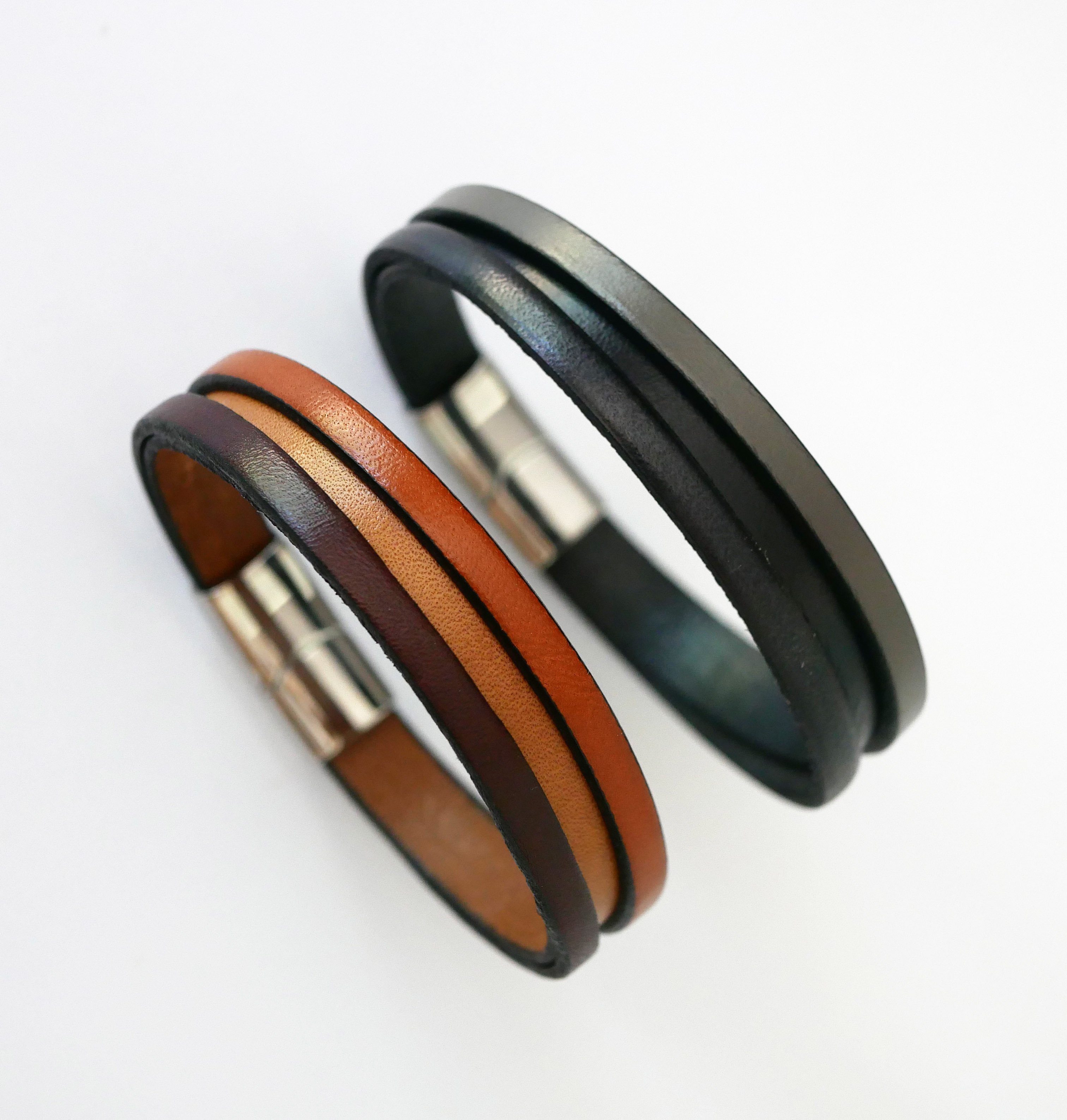 Zweifarbiges Herrenlederarmband mit versteckter eingravierter Nachricht