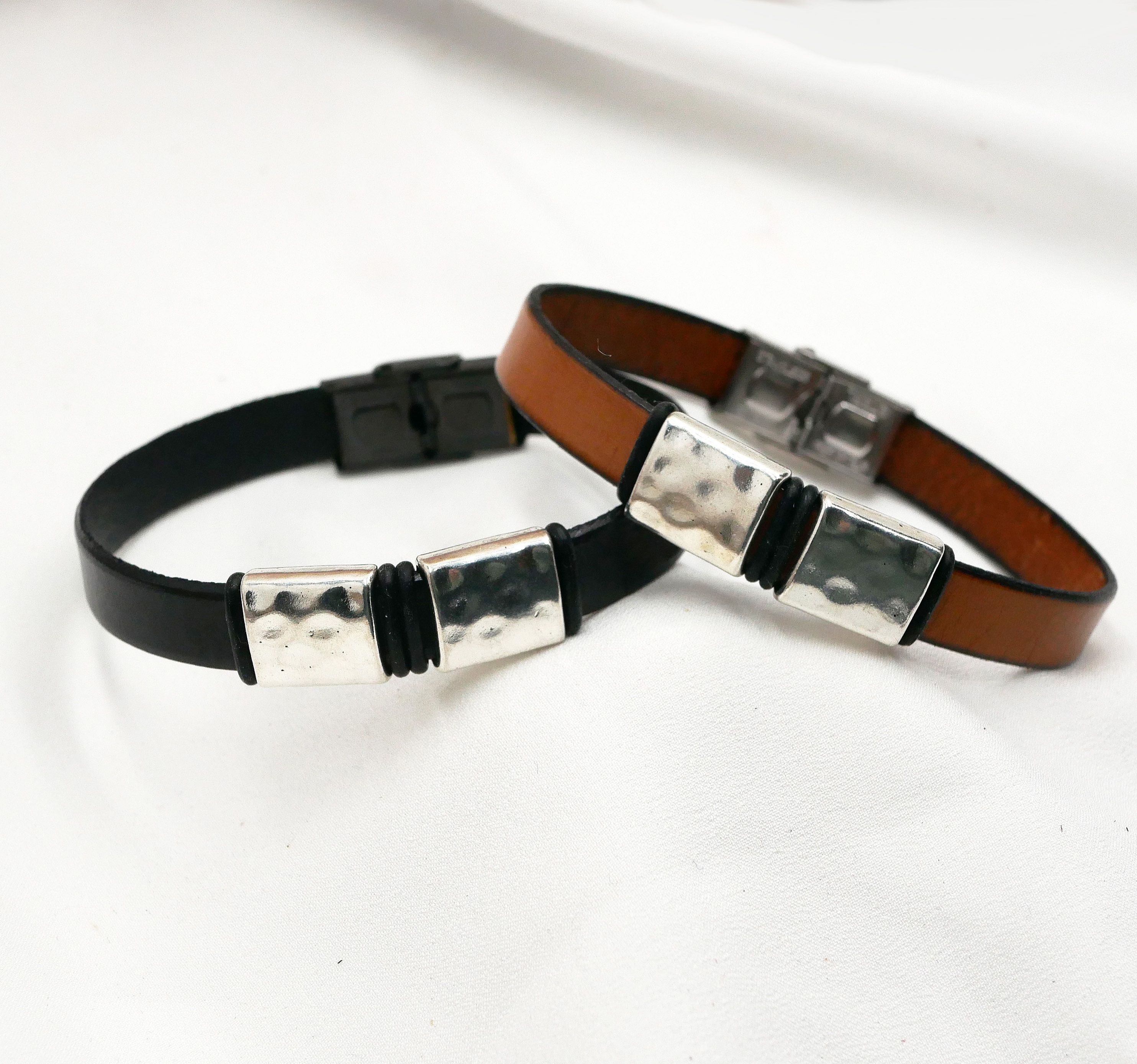 Bracelets homme en cuir avec carrés en métal martelé personnalisables.