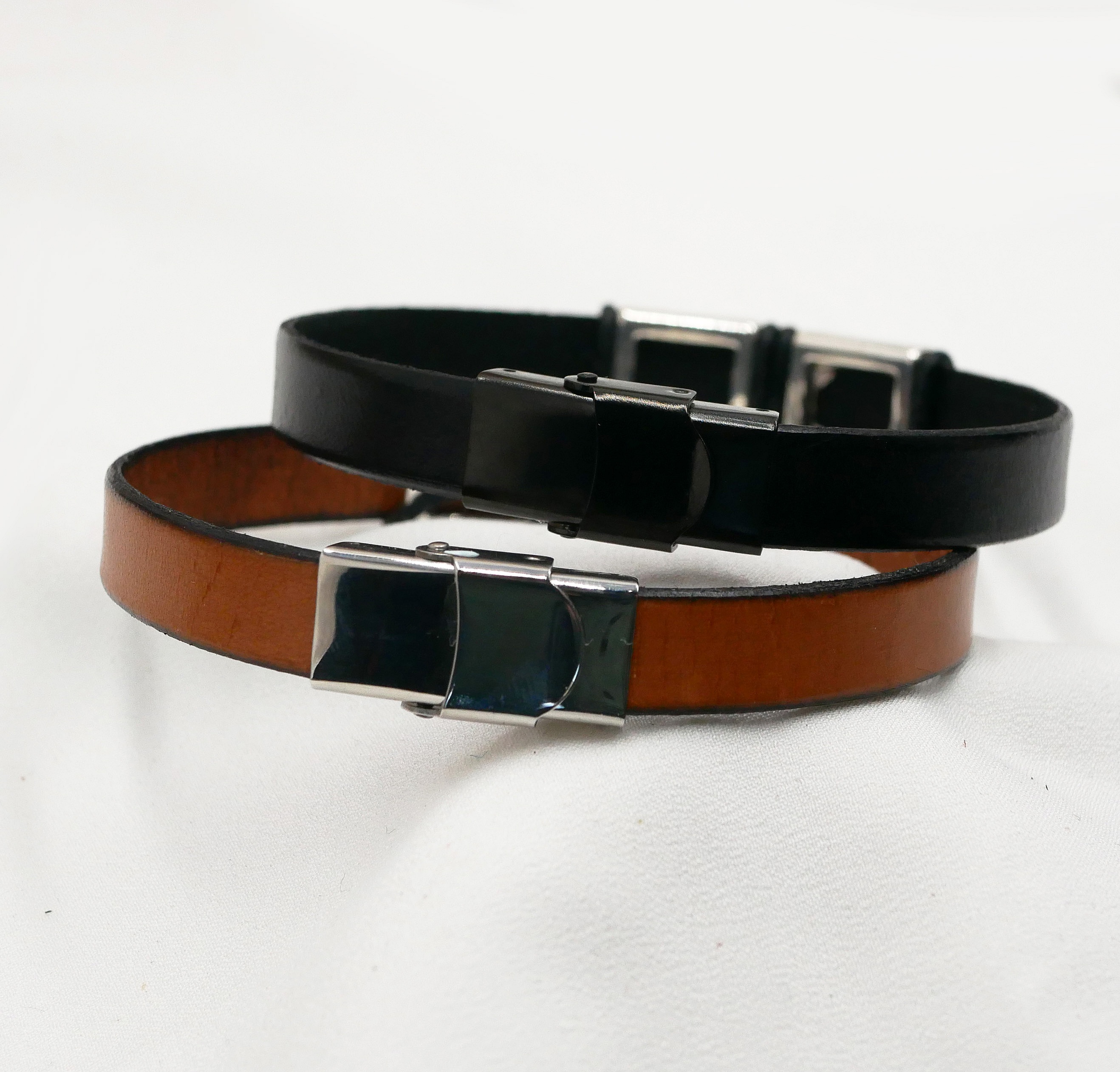 Bracelets homme en cuir avec fermoirs métalliques personnalisables.