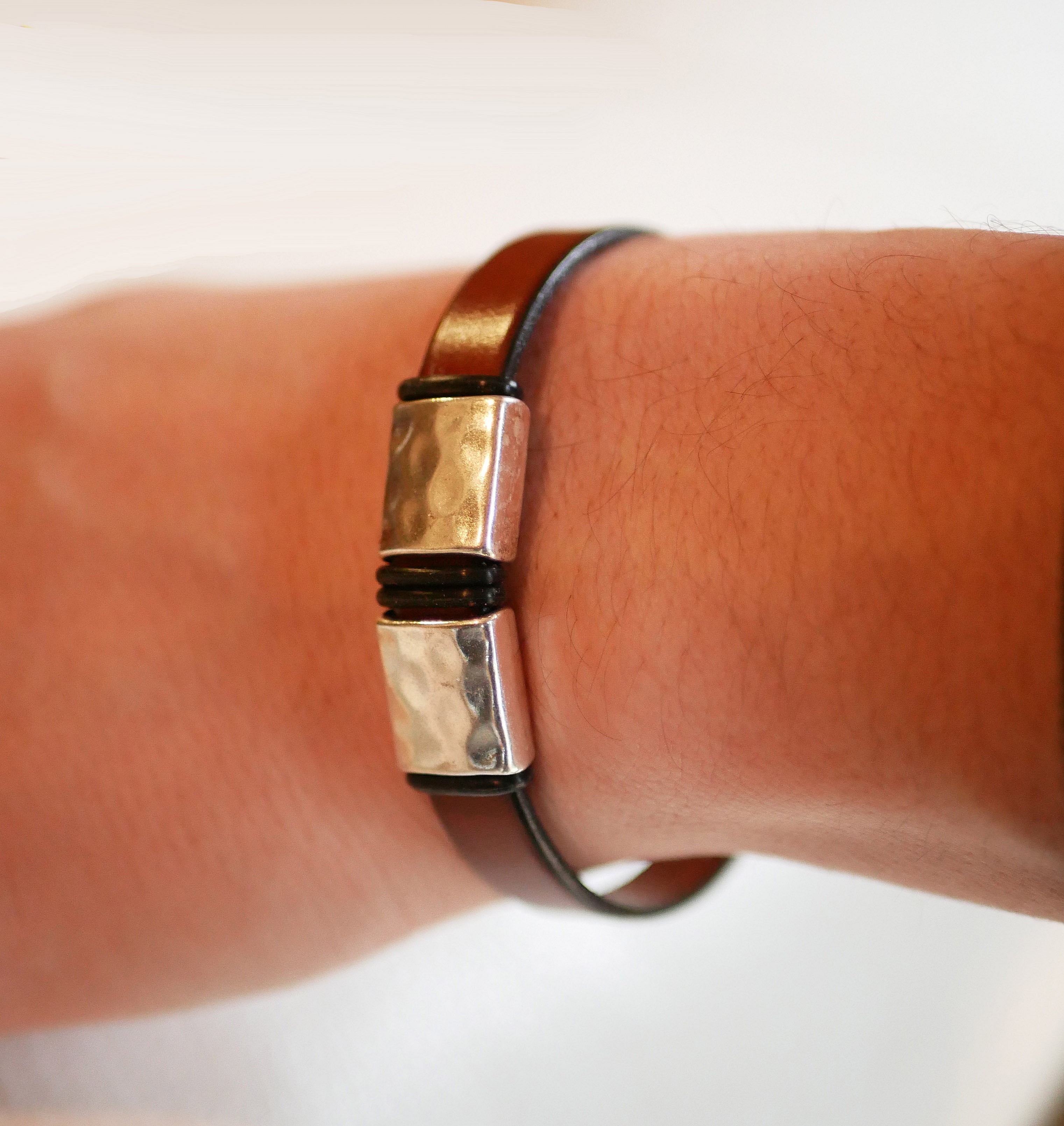Bracelet homme en cuir avec carrés martelés en métal.