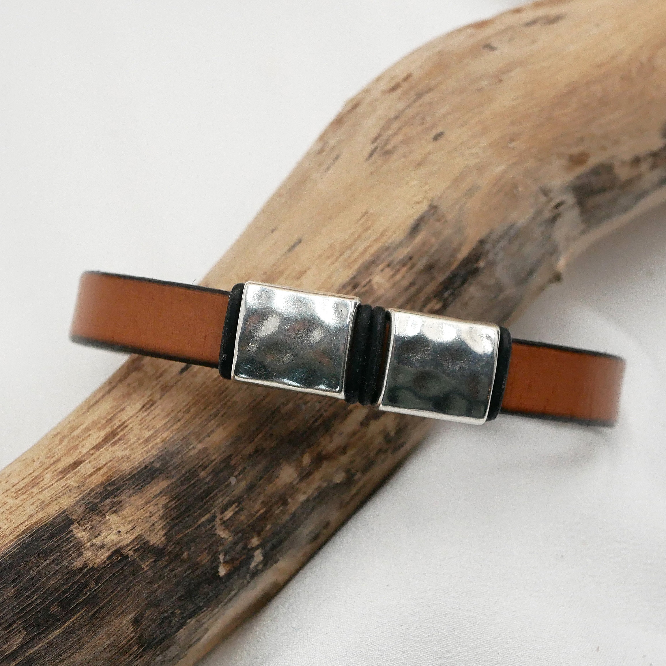 Bracelet homme en cuir avec carrés en métal martelé.