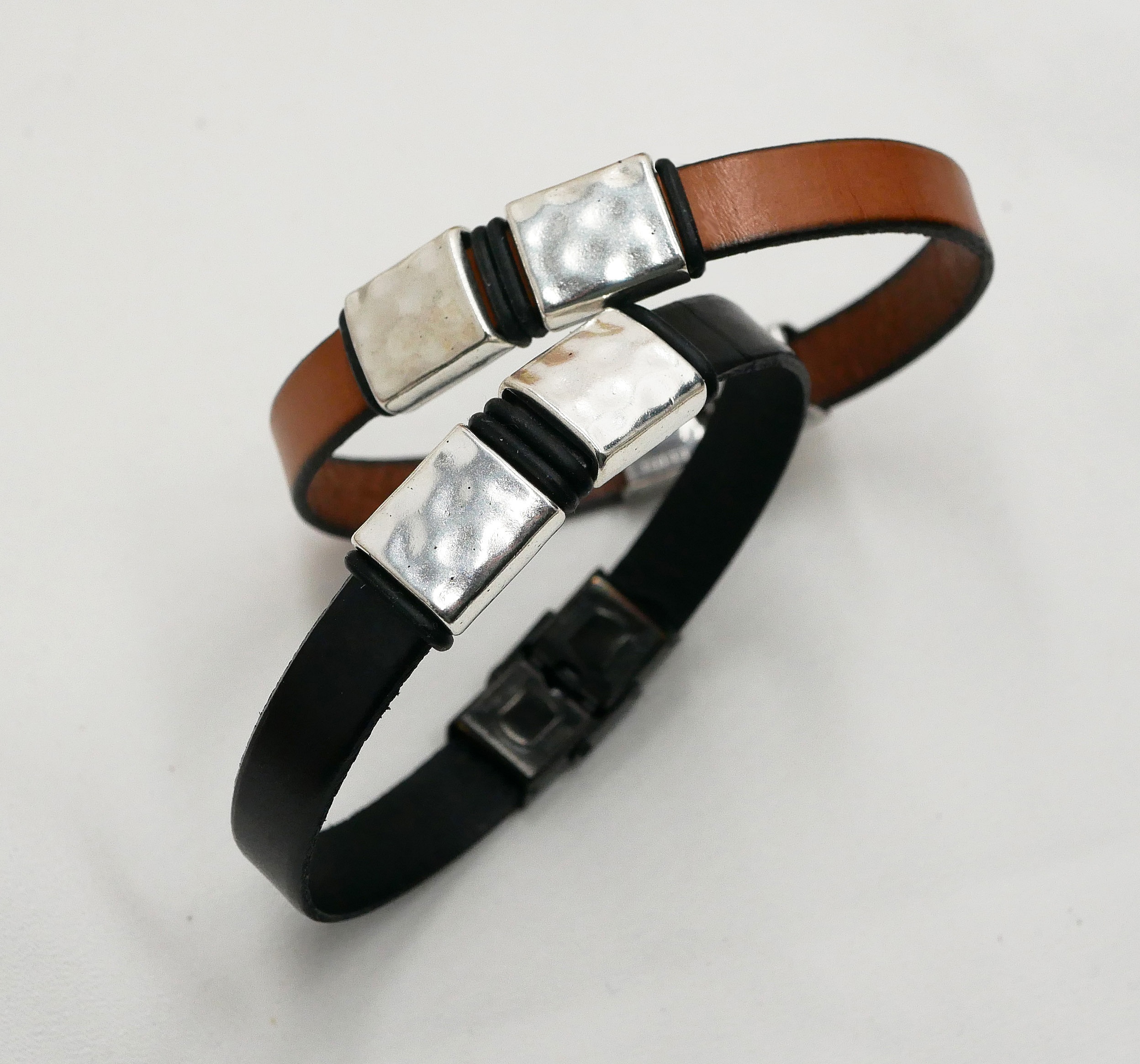Bracelets homme en cuir avec carrés en métal martelé.
