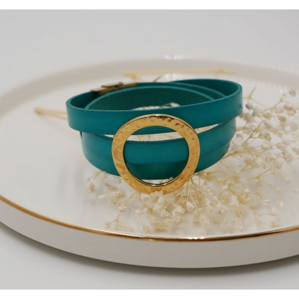 Breites Lederarmband mit goldenem Ring, anpassbar an 3 Handgelenksumf&auml;nge