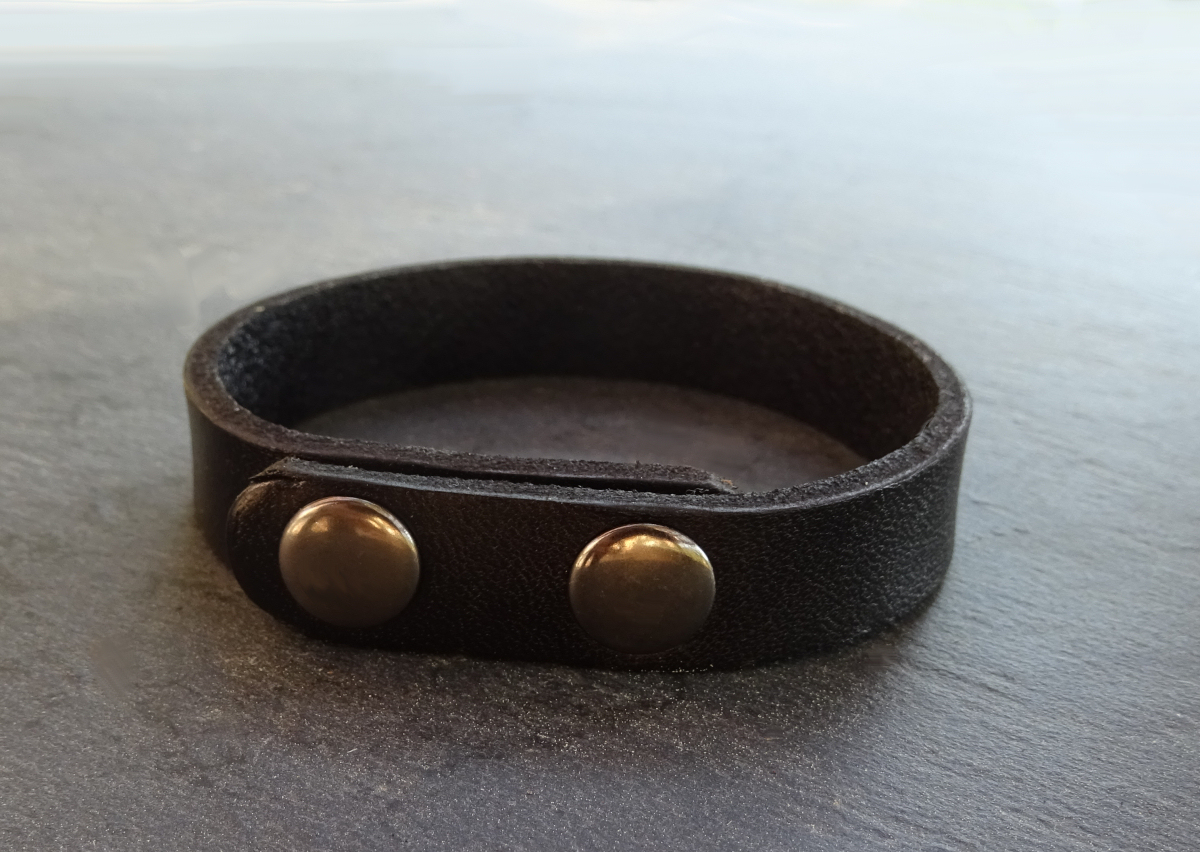 Schwarzes graviertes Mischlederarmband mit Druckknöpfen