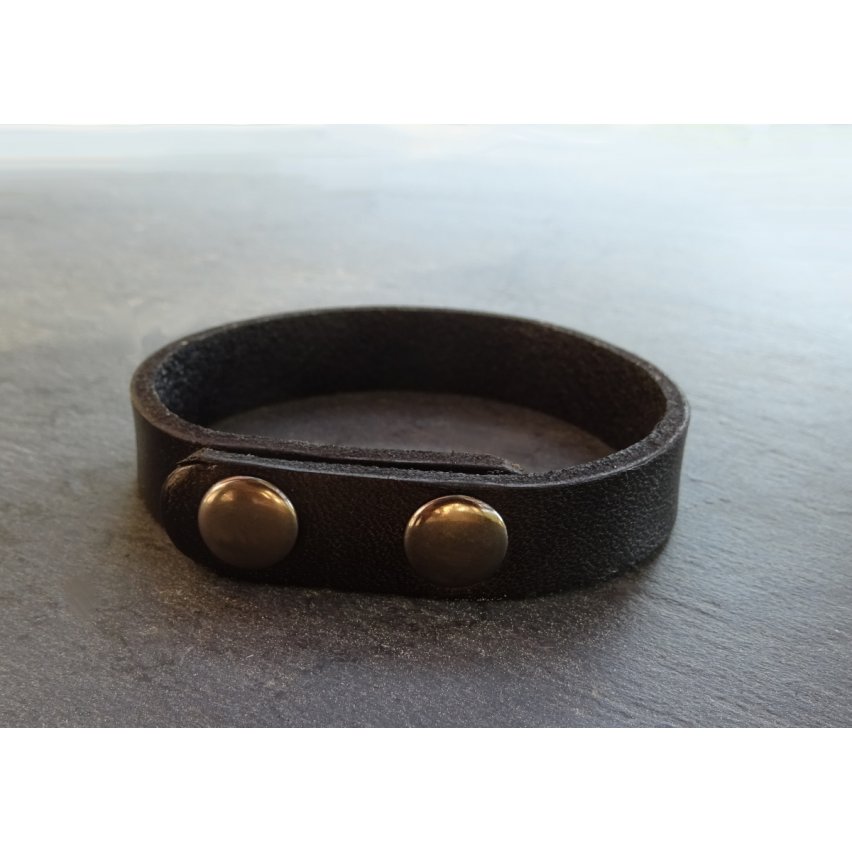 Schwarzes graviertes Mischlederarmband mit Druckknöpfen