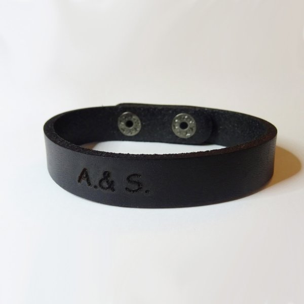 Schwarzes graviertes Mischlederarmband mit Druckkn&ouml;pfen