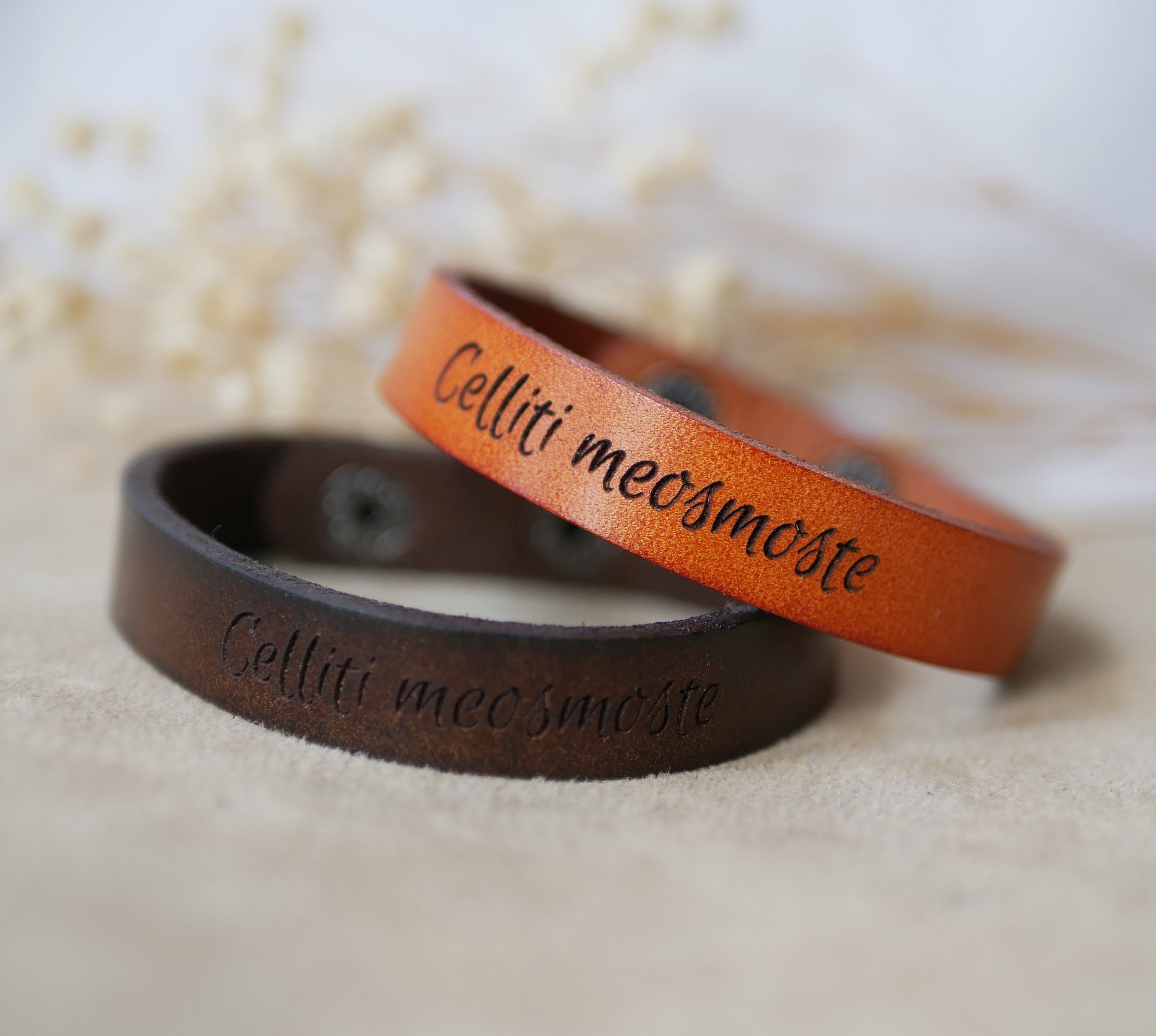 Armband aus graviertem Mischleder in Camel mit Druckkn&ouml;pfen