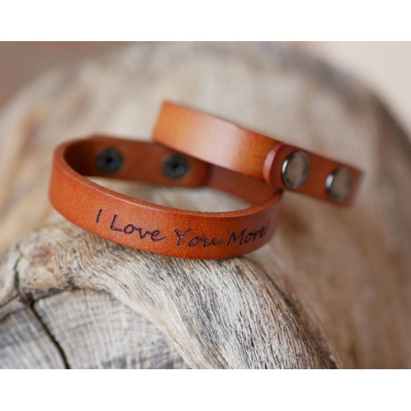 Armband aus graviertem Mischleder in Camel mit Druckkn&ouml;pfen