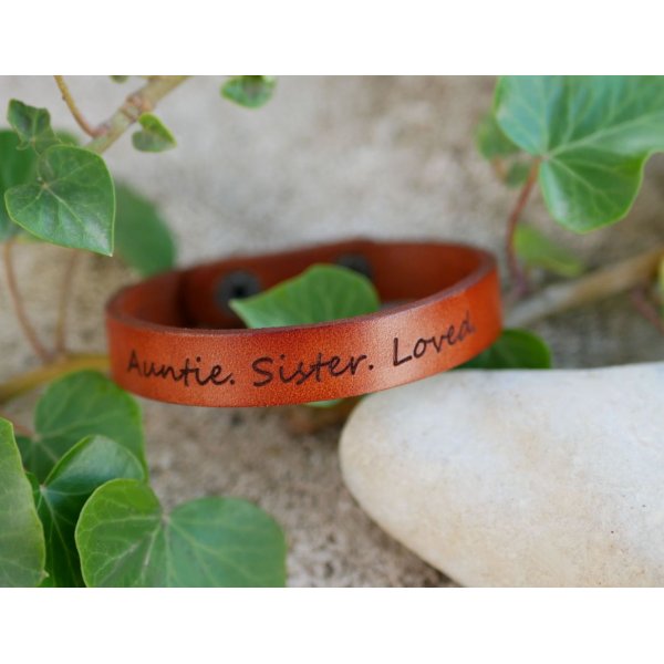 Armband aus graviertem Mischleder in Camel mit Druckkn&ouml;pfen