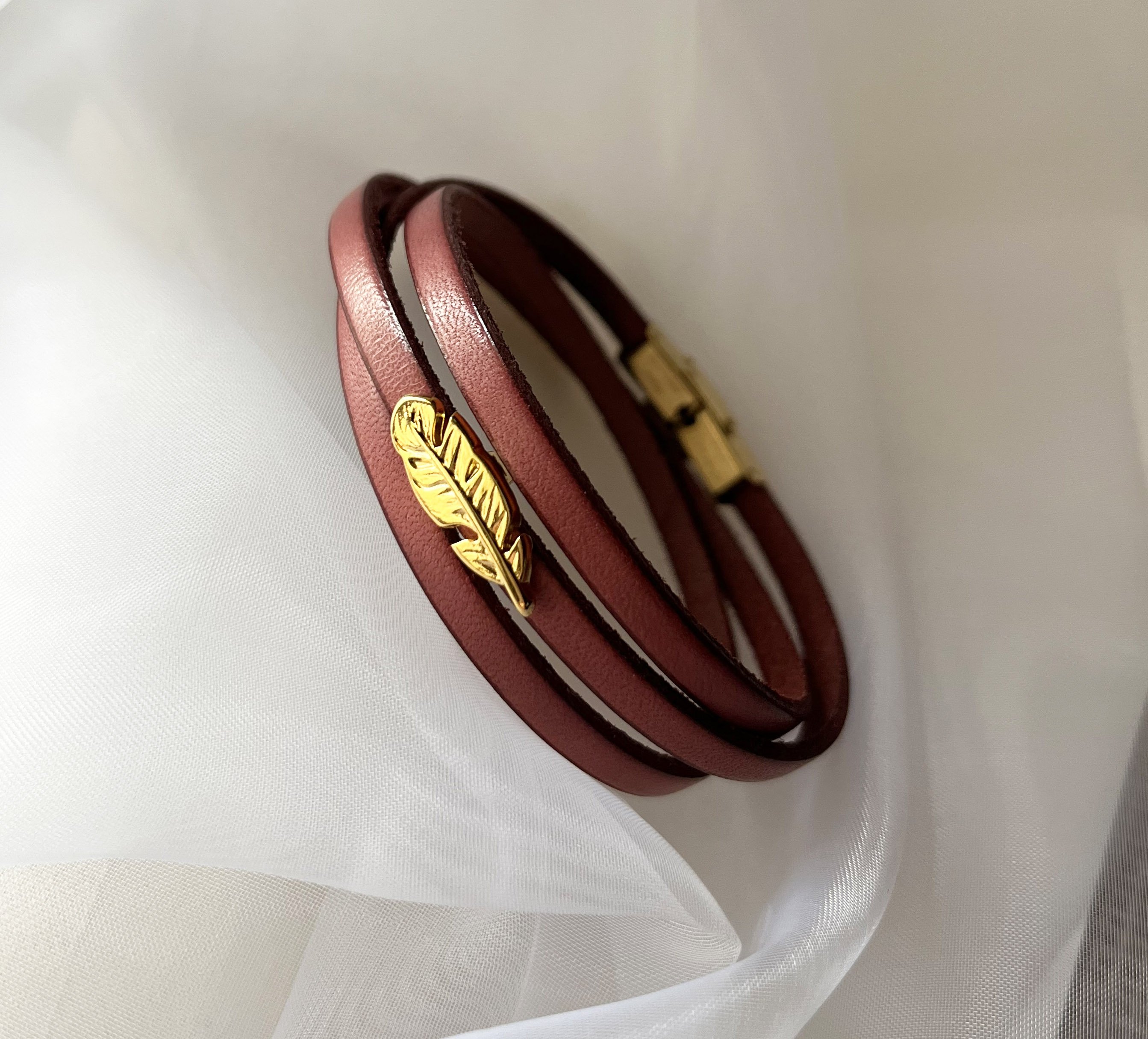 Bracelet cuir multi-tours personnalisable d&eacute;cor dor&eacute; infini ou plume 