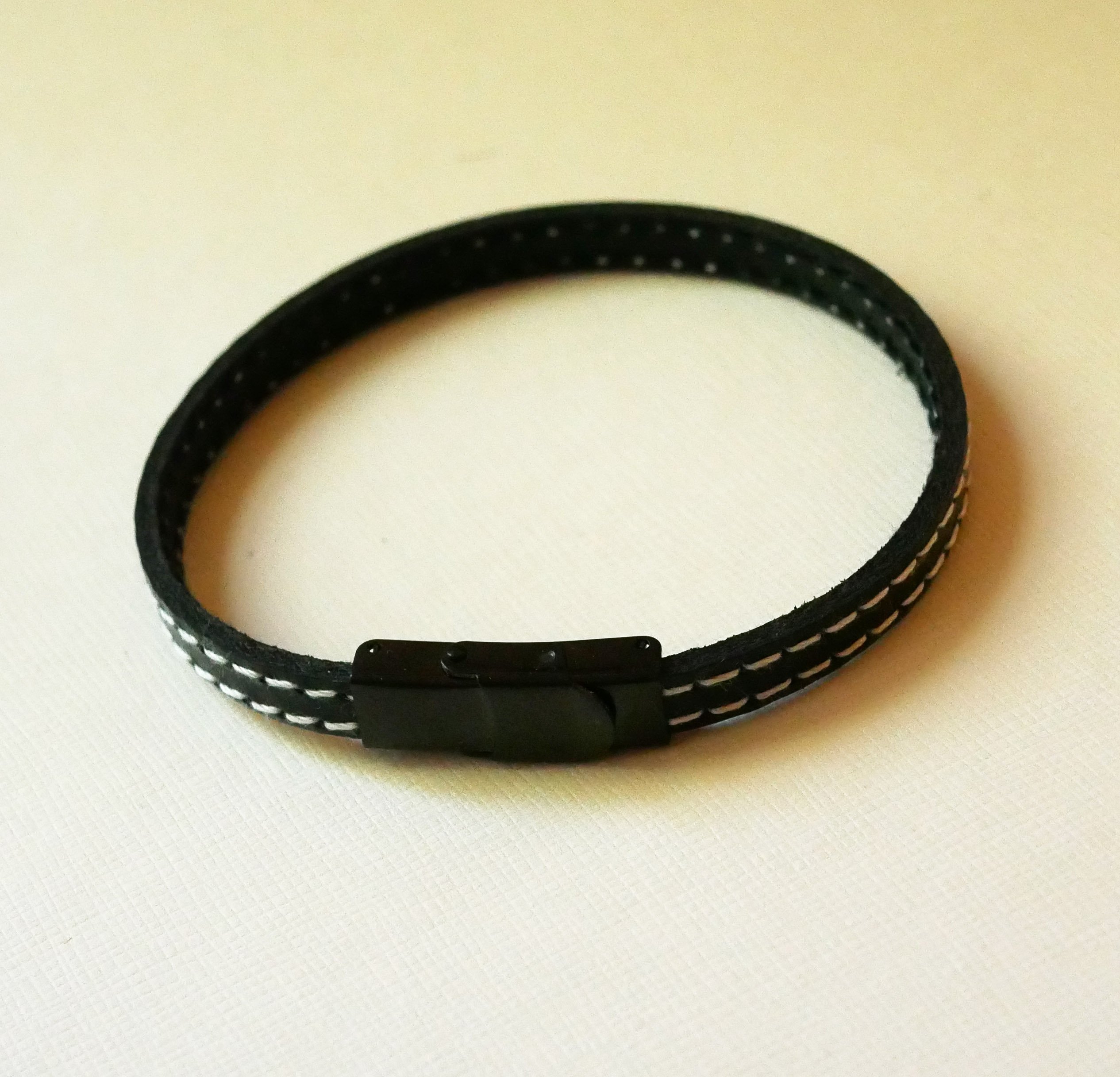 Schwarzes Lederarmband mit weißen Doppelsteppnähten, verstellbare Taille